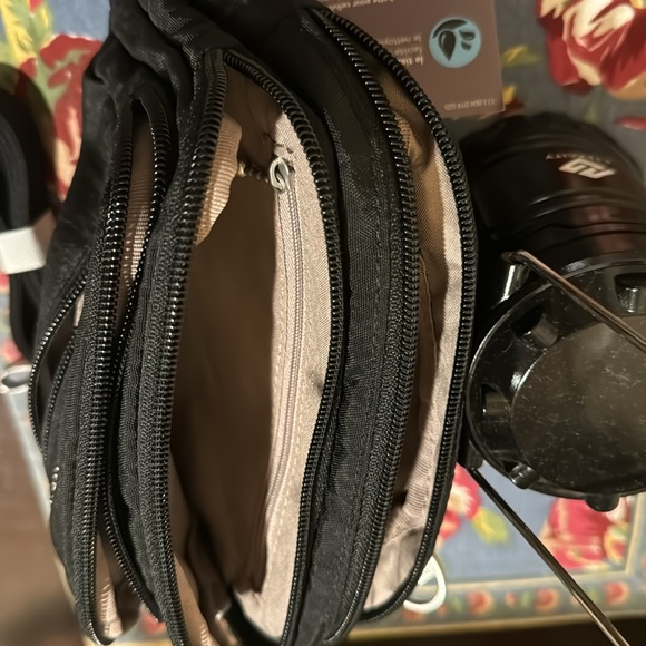 Baggallini Triple Zip Crossbody Belt Hip bag Black w/Sand lining silver hardware - Picture 5 of 14